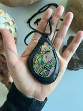 Load image into Gallery viewer, Abalone Horizon Necklace (Black)