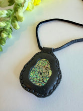 Load image into Gallery viewer, Abalone Horizon Necklace (Black)