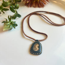 Load image into Gallery viewer, agate horizon necklace