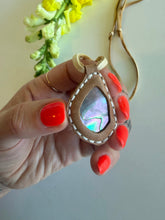 Load image into Gallery viewer, Abalone Horizon Necklace (Tan)