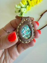 Load image into Gallery viewer, Abalone Horizon Necklace (Brown)
