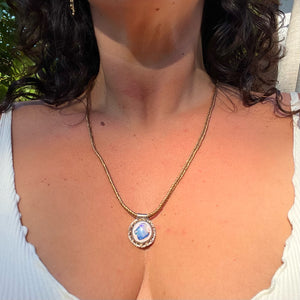 opal rope necklace (metallic/blue)