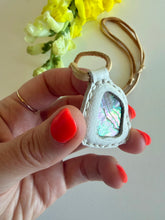 Load image into Gallery viewer, Abalone Horizon Necklace (White)
