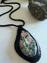 Load image into Gallery viewer, Abalone Horizon Necklace (Black)