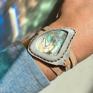 abalone horizon bracelet (grey/tan)