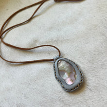 Load image into Gallery viewer, abalone horizon necklace (grey/tan)