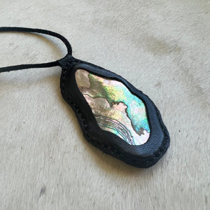 abalone horizon necklace (black)