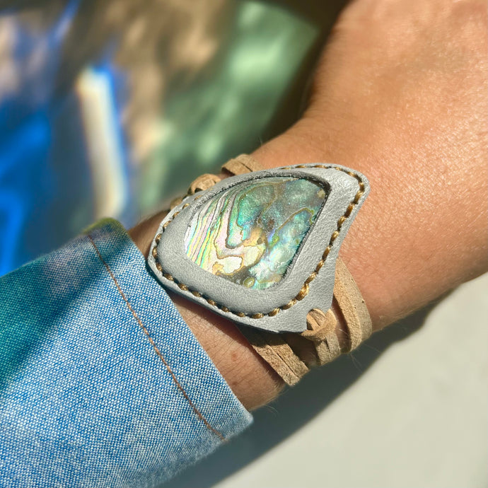 abalone horizon bracelet (grey/tan)