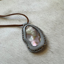 Load image into Gallery viewer, abalone horizon necklace (grey/tan)