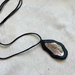 abalone horizon necklace (black)