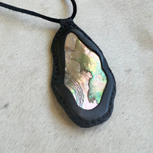 Load image into Gallery viewer, abalone horizon necklace (black)