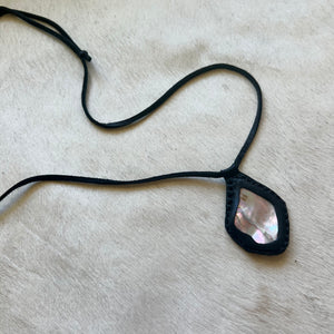 abalone horizon necklace (black)