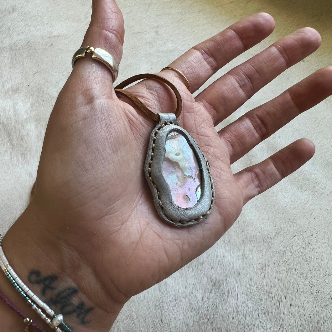 abalone horizon necklace (grey/tan)
