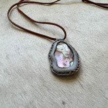 Load image into Gallery viewer, abalone horizon necklace (grey/tan)