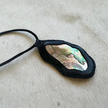 Load image into Gallery viewer, abalone horizon necklace (black)