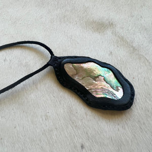 abalone horizon necklace (black)