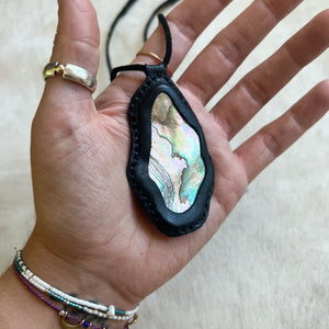 abalone horizon necklace (black)