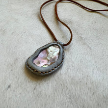 Load image into Gallery viewer, abalone horizon necklace (grey/tan)