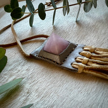 Load image into Gallery viewer, rose quartz horizon necklace