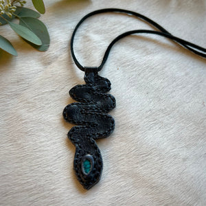snake charmer horizon necklace (navy/black)