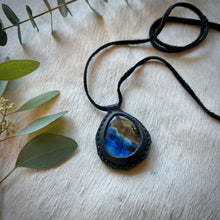 Load image into Gallery viewer, labradorite horizon necklace (navy/black)