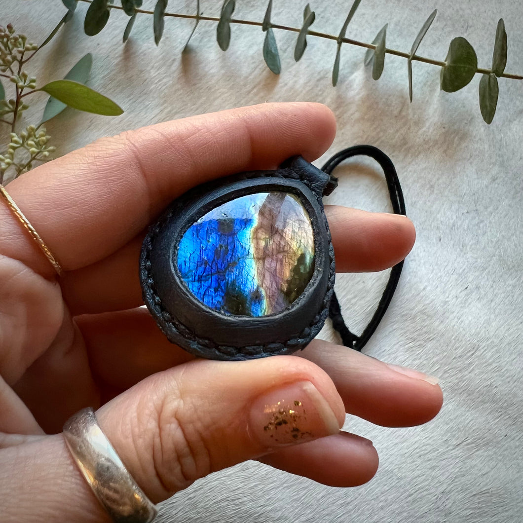 labradorite horizon necklace (navy/black)