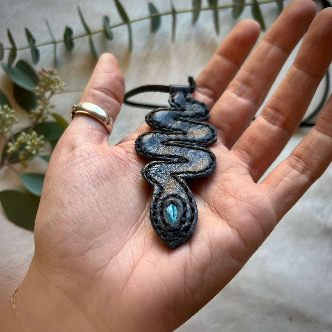 snake charmer horizon necklace (navy/black)