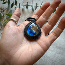Load image into Gallery viewer, labradorite horizon necklace (navy/black)