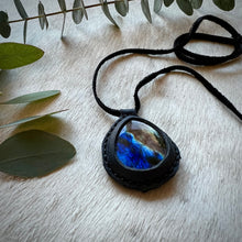 Load image into Gallery viewer, labradorite horizon necklace (navy/black)
