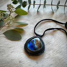 Load image into Gallery viewer, labradorite horizon necklace (navy/black)