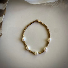 Load image into Gallery viewer, cinch bracelet (biwa pearl)