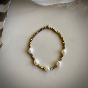 cinch bracelet (biwa pearl)