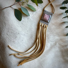 Load image into Gallery viewer, rose quartz horizon necklace