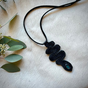 snake charmer horizon necklace (navy/black)